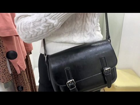 ❤️ Masturbazzjoni pubblika tal-kelba żagħżugħa FeralBerry b'dildo fil-kamra tal-armar Video tal-ħakk lilna mt.image-kassir.ru ️❤